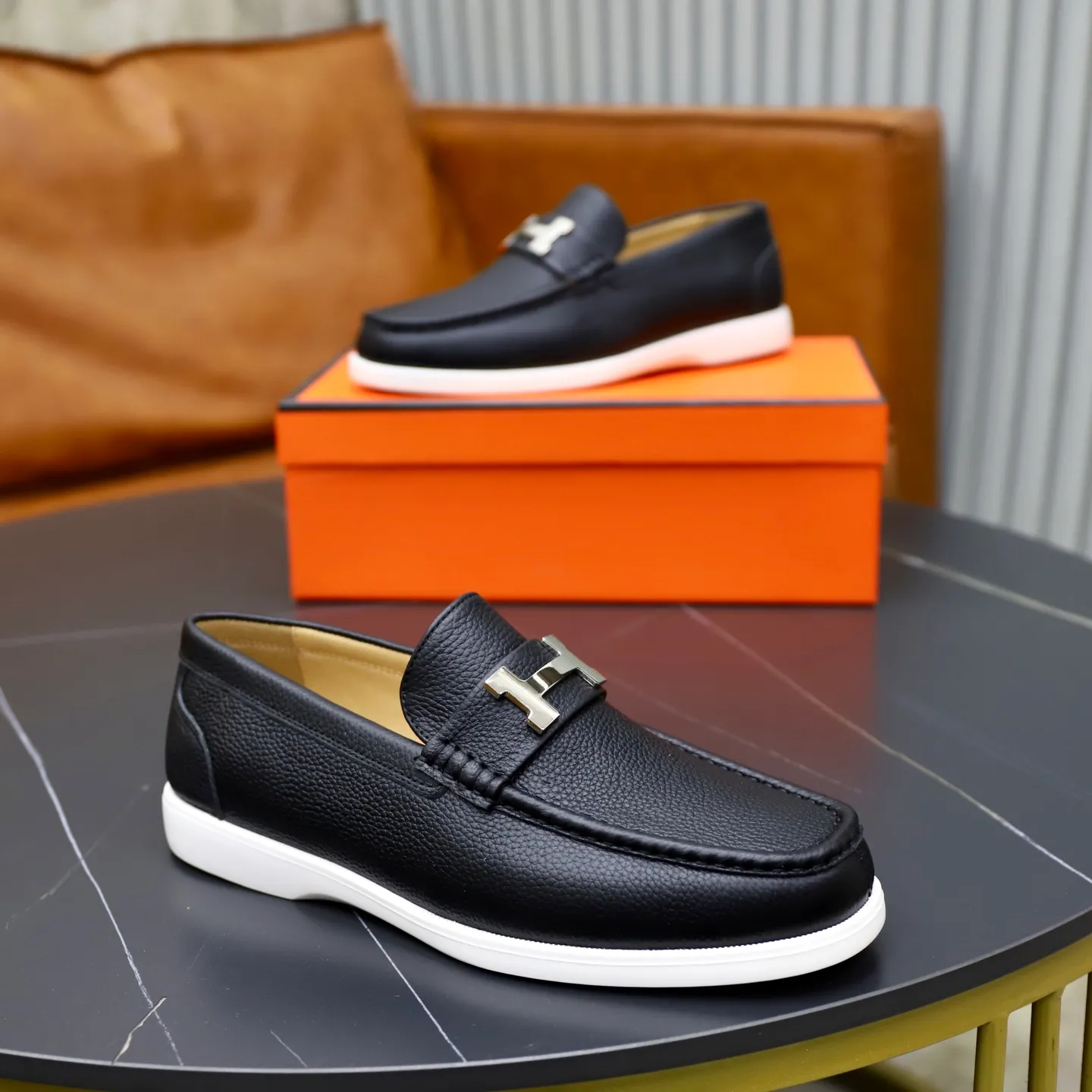 Ex-factory price: 560💰Hermès/Hermès slip-on men's shoes. This shoe is made of imported pebbled cowhide. It has simple and smooth lines and is combined with aerodynamically designed 3CM rubber foam ultra-light soles! Youthful and fashionable, classic H-shaped hardware buckle decoration, calf lining gently wraps the feet, with logo cowhide feet, casual and urban style, highlighting youthful vitality, sports and leisure version, super versatile, code number: 38-39-40-41-42-43-44 standard leather shoe size (45 can be customized but does not support returns)